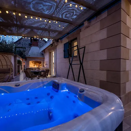 Vakantiehuis 2 Bedroom Awesome In Selca (Brac)