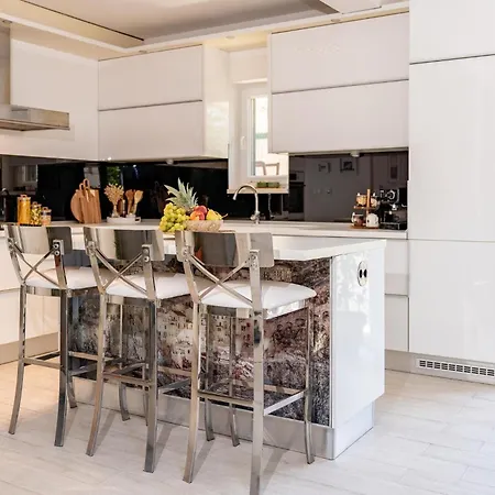 2 Bedroom Awesome In Будинок відпочинку *