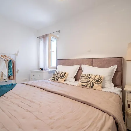 2 Bedroom Awesome In Будинок відпочинку *